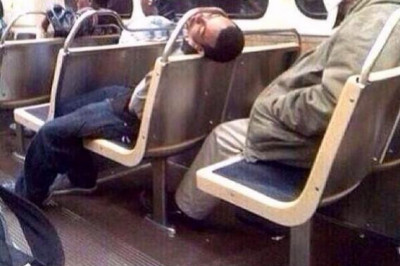 Спящие люди в метро 