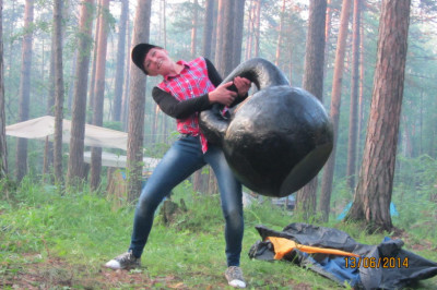 И гиря легко поднялась в воздух