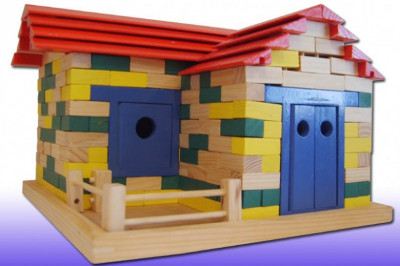 Муж построил домик