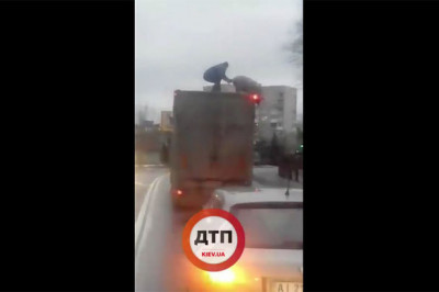 Борьба мужчины со свиньёй 