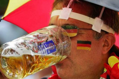 Болельщик думает , что пьёт  пиво 