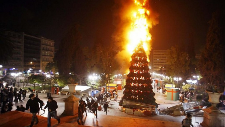 На Сахалине костёр из новогодней ёлки 