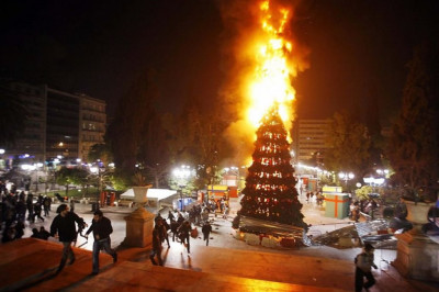 На Сахалине костёр из новогодней ёлки 