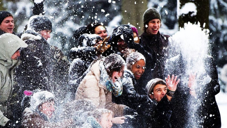 Канада : полицейские играют с детьми в снежки .