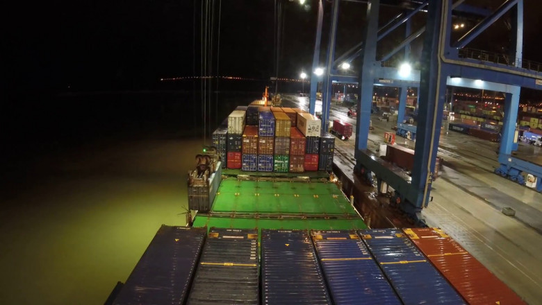 Погрузка и разгрузка грузов в порту испанского Бильбао