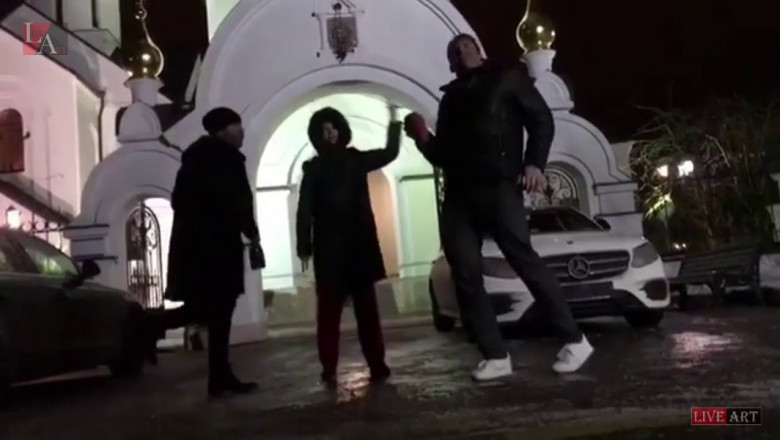 Ксения Собчак зажигает у православного храма 