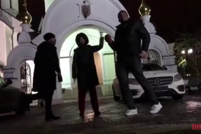 Ксения Собчак зажигает у православного храма 