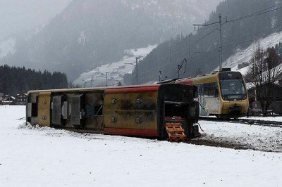 Поезд сдуло ветром 