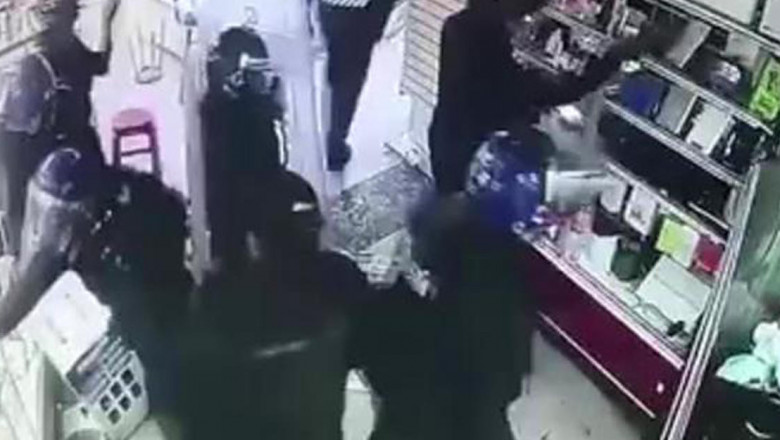 Во время рейда полицейские попались на краже 