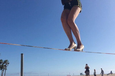 Виртуозное балансирование на стропе 