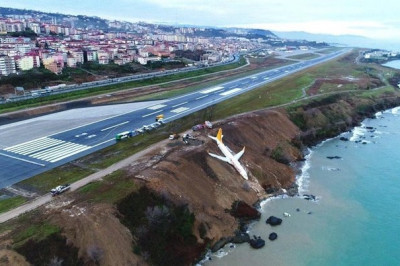 Пассажирский лайнер в Турции съехал с посадочной полосы и едва не упал в море 