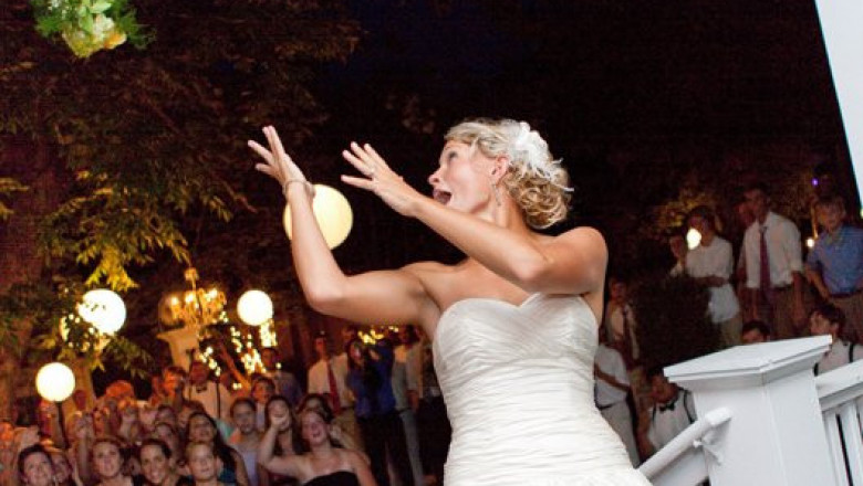 Неудачный бросок свадебного букета 