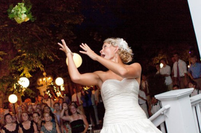 Неудачный бросок свадебного букета 