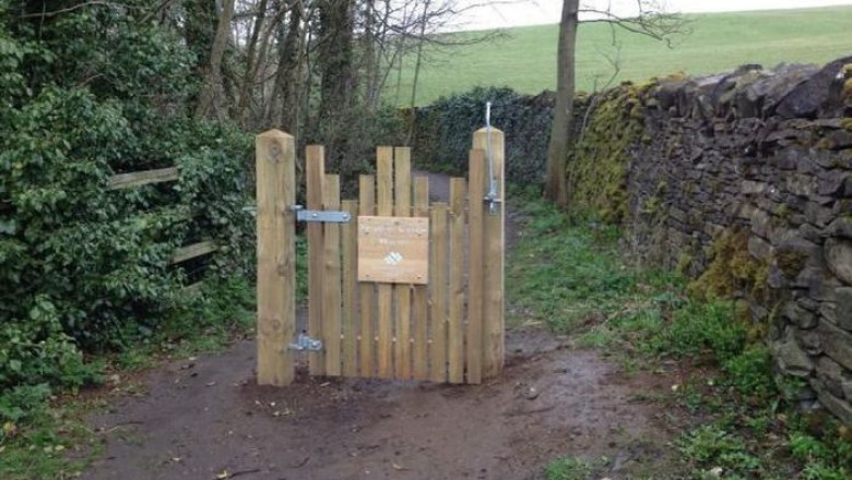 Забор женскими руками 