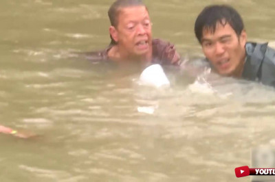 Спасение женщины и собаки из тонущего автомобиля 