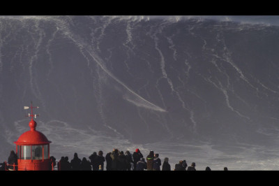 Катание на гигантской волне 