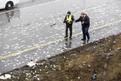 В США автодорогу засыпало долларами 