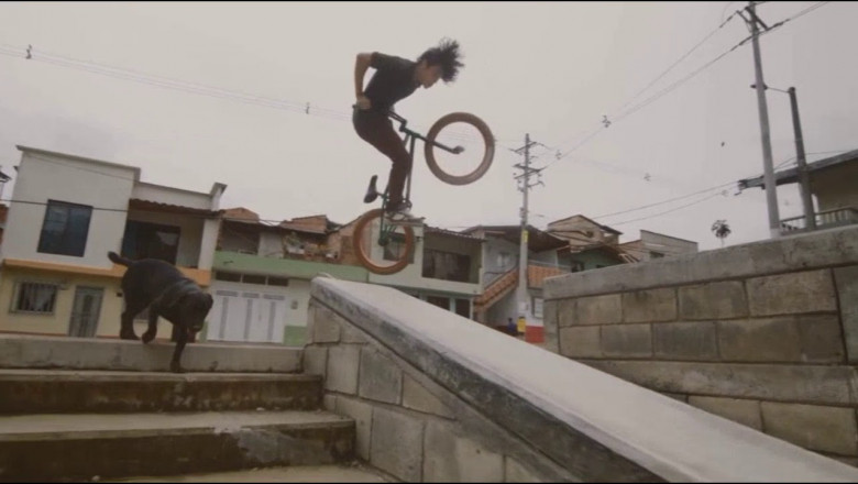 Поразительные трюки велофристалийста с одной ногой 