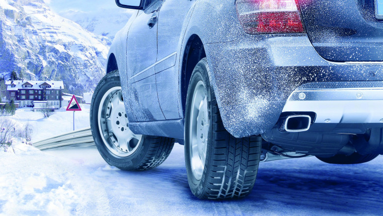 Заметённый снегом автомобиль 