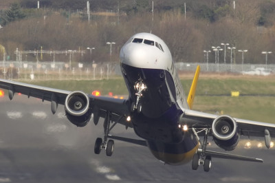 Самолёт садится прыгая 