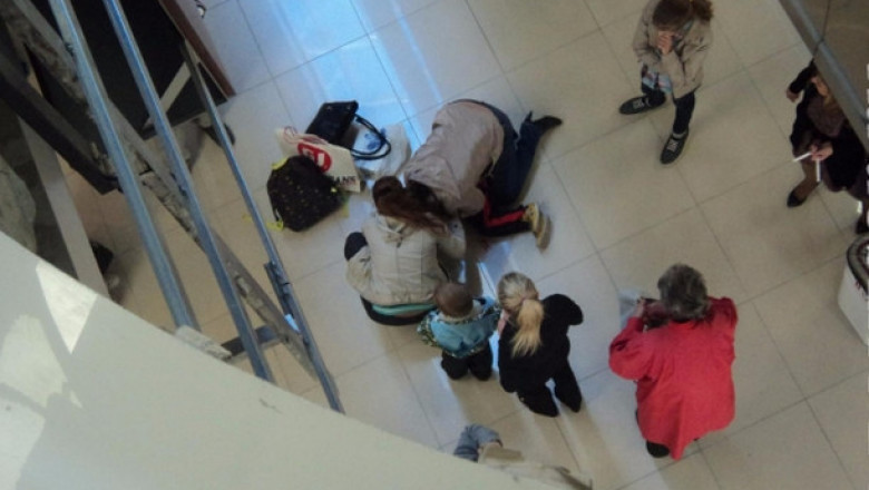 Малыш в магазине опрокинул телевизор  