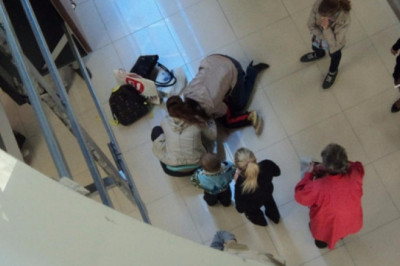 Малыш в магазине опрокинул телевизор  