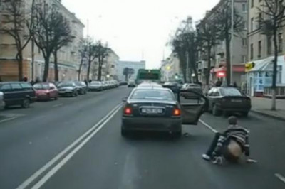 Мужчина выпал из автомобиля 