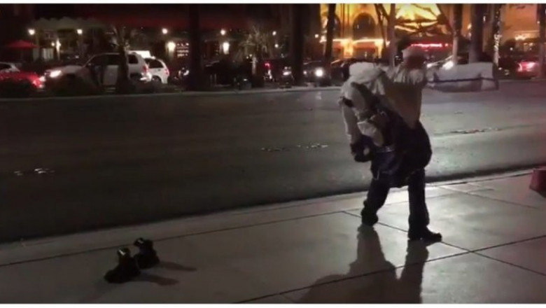 Необычный номер уличного актёра 