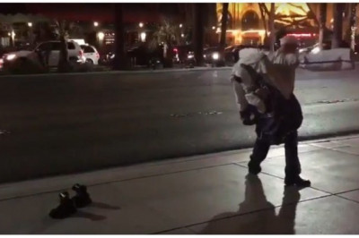 Необычный номер уличного актёра 