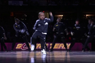 Суперский танец от 5-летнего паренька на баскетбольном матче  NBA 