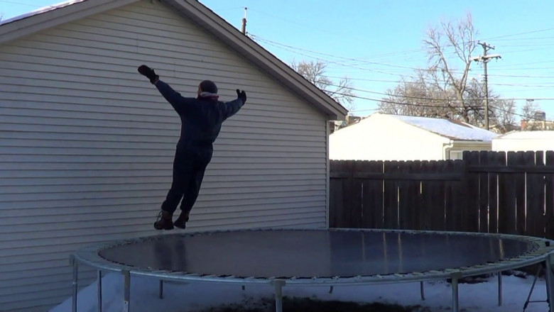 Что будет , если прыгнуть на батут  покрытый льдом ?!