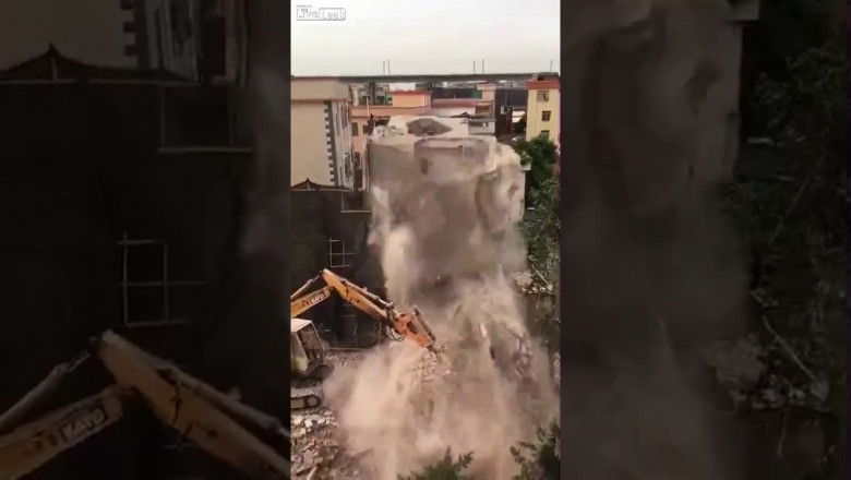 Бетонная стена упала на экскаватор 