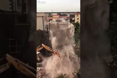 Бетонная стена упала на экскаватор 