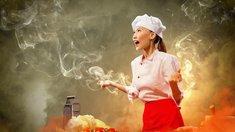 Девушка пытается поймать ведёрко с майонезом 