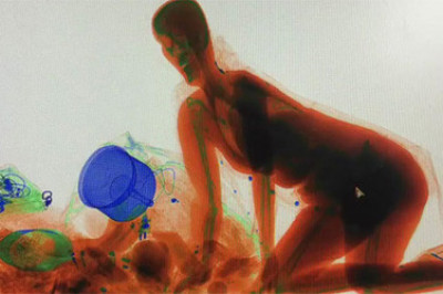 Китаянка вместе с багажом в рентген - аппарате 