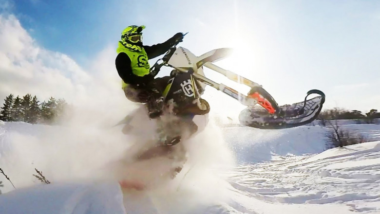 Гонки по снегу на сноубайках