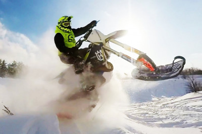 Гонки по снегу на сноубайках