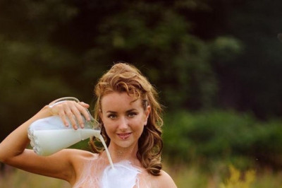 Девушка , проспорив , облилась кефиром 