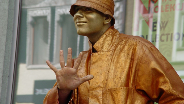 Человек - неваляшка 