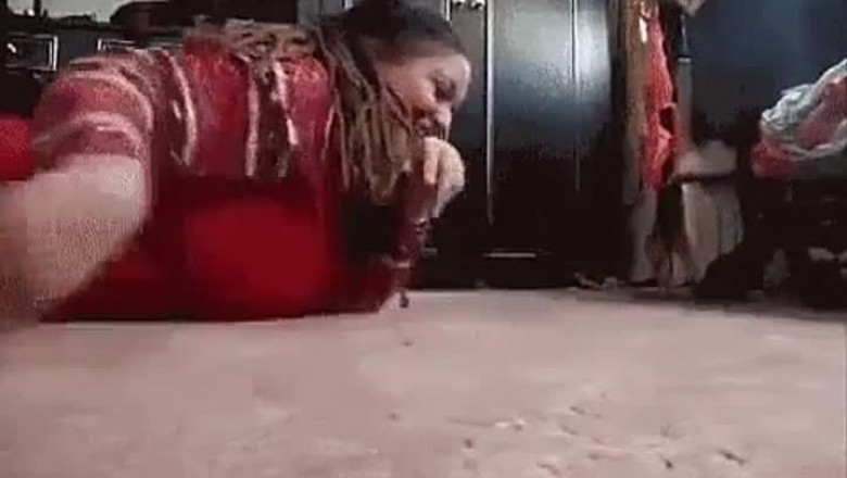 Крыска рада общению с хозяйкой