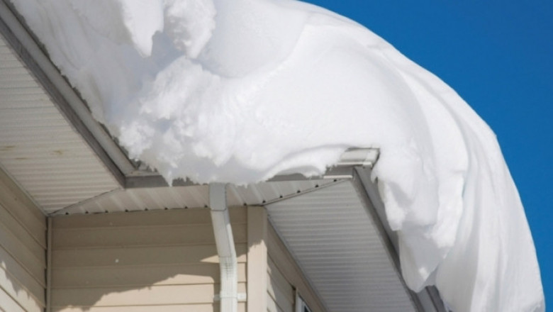 Опасный сход снега 