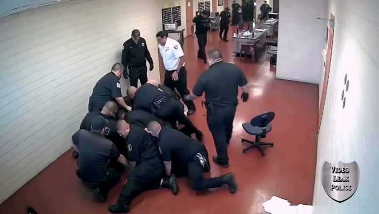 Один заключённый против 12 надзираателей