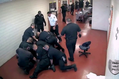 Один заключённый против 12 надзираателей