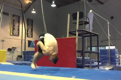 Сальто назад из положения сидя 