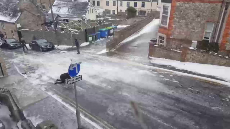 Преодоление улицы в сильный гололёд 