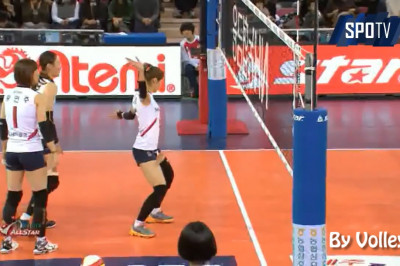 Эмоции южнокорейской волейболистки .