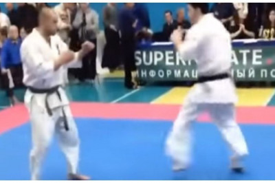 Бой каратистов закончился на первых секундах встречи