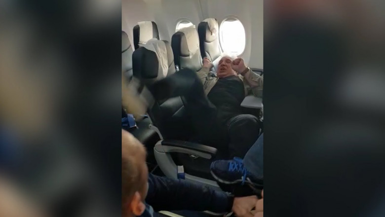 Очередной дебош на самолёте 