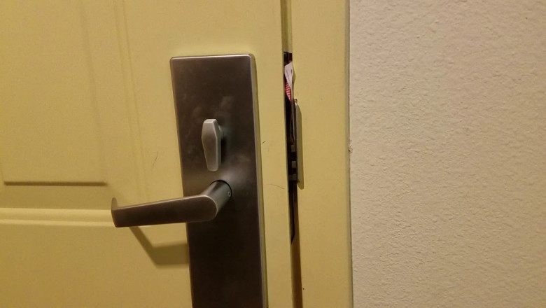 Вскрытие номера в отели с помощью меню из пиццерии .