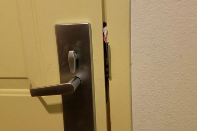 Вскрытие номера в отели с помощью меню из пиццерии .